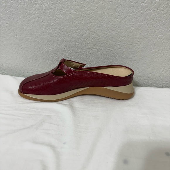Brighton Erin Red Leather Mules size 8 - Picture 3 of 12